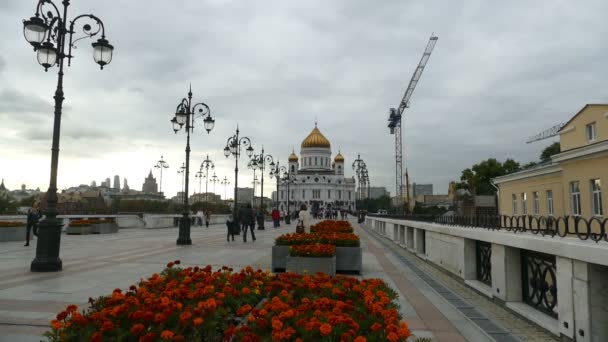 Kristus Frälsaren katedralen, blommor och crane, 2015 September, Moskva — Stockvideo