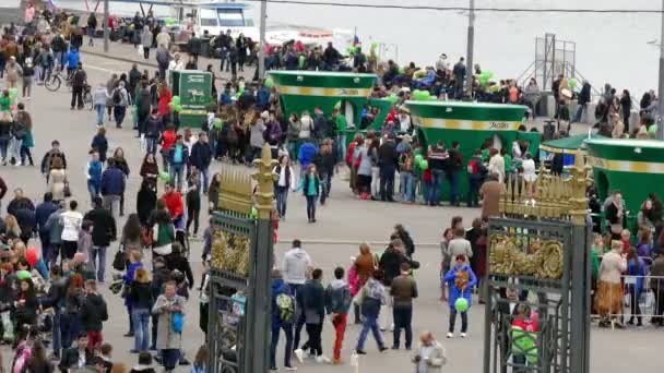 Натовп людей у вихідні дні в вересня 2015 року, Москва — стокове відео