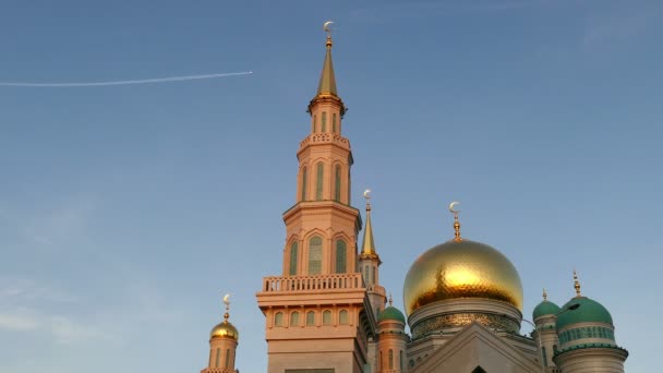 Nieuwe moskee in Moskou en vliegtuigen in September — Stockvideo