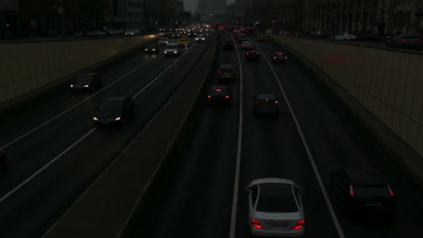 Потік автомобілів в місті вночі сповільненої зйомки — стокове відео