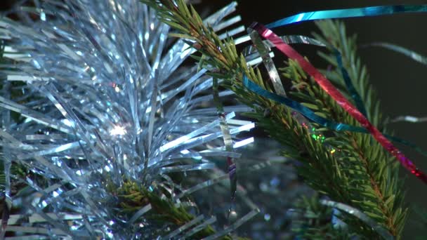 Decoraciones navideñas... lluvia de plata — Vídeos de Stock