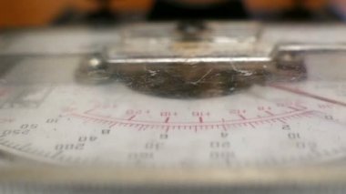 Enstrüman voltmetre mekanik işaretçi Pano yakın yukarı taşıma işaretçisi Tester kapalı tablo üzerinde yerleştirilir