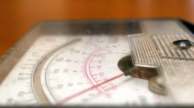 Enstrüman voltmetre ile bir mekanik işaretçi Pano yakın yukarı taşıma işaretçisi Tester kapalı tablo üzerinde yerleştirilir