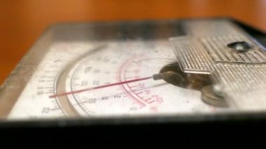 Mekanik cihaz voltmetre ile bir mekanik işaretçi Pano yakın kadar taşıma işaretçisi Tester kapalı tablo üzerinde yerleştirilir