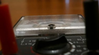 Siyah mekanik aygıt voltmetre terminalleri anahtarı yakın kadar mekanik işaretçi Pano taşıma işaretçisi Tester bir masanın üzerine yerleştirilir