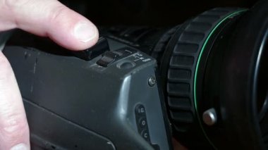 Kamera lensi ve parmak