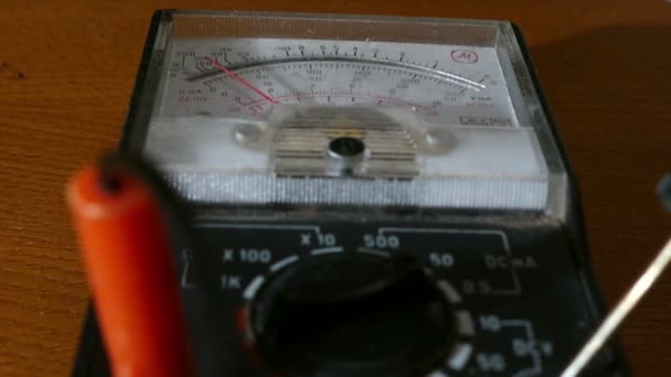 Mechanical Device Voltmeter Terminals Man's Fingers Put a Jack Tool With a Mechanical Pointer Dashboard Moving Pointer Tester is Placed on a Table — Stock Video