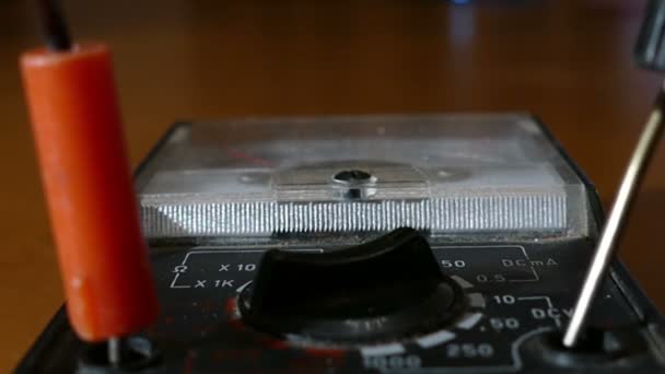 Μαύρο μηχανική συσκευή βολτόμετρο τερματικά του ανθρώπου δάχτυλα θέσει σχετικά με το μαύρο τερματικό μηχανική δείκτη ταμπλό Tester τοποθετείται σε έναν πίνακα — Αρχείο Βίντεο