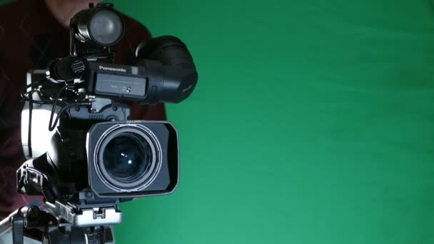 Видеокамера на зеленом фоне — стоковое видео