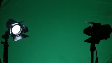 Yeşil bir arka plan üzerinde ışık ekipmanları
