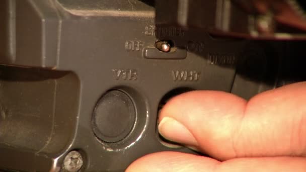 Man Operator's Fingers Le cameraman pousse les boutons de la caméra et ferme les interrupteurs à l'intérieur 