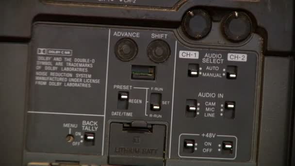 Doigts de l'homme Mains de l'homme Le cameraman ouvre un capuchon et pousse les boutons de la caméra et tourne les interrupteurs Fermez Fermez le capuchon à l'intérieur 