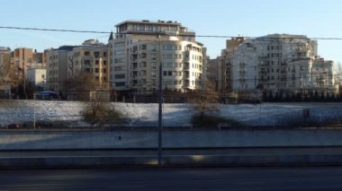 Arabalar Türk Büyükelçiliği çok katlı binalar geniş mavi gökyüzü Cityscape güneşli bir günde sonbahar şehir sokak tarafından tahrik karayoluyla geçiyor