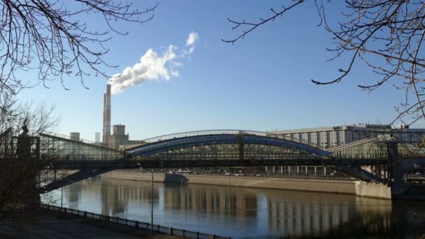 在 2015 年 11 月在莫斯科抽烟的河和管 — 图库视频影像