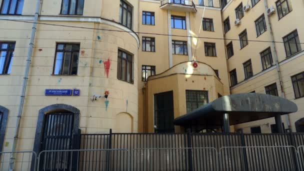 Entrée de l'ambassade de Turquie avec plaque d'adresse sur les fenêtres murales du bâtiment multi-étages Ville Paysage urbain Journée ensoleillée en automne — Video