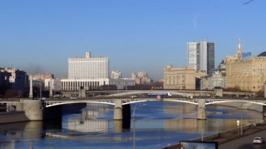 Moskova Rusya Hükümeti Bina Cityscape yansıması River Road iki köprü nehir yaş ile Beyaz Saray'da