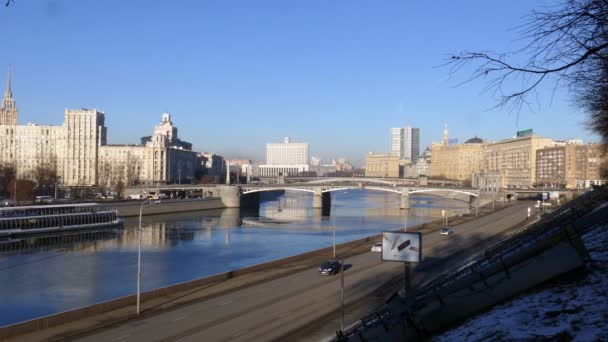 Белый дом в Москве Здание Правительства РФ Отражение городского пейзажа на реке Два моста через речные машины — стоковое видео