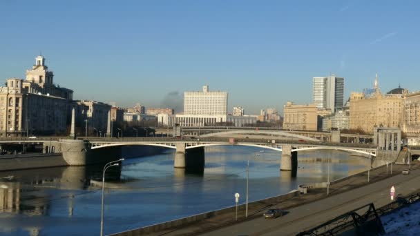 Casa Blanca en Moscú Edificio del Gobierno ruso Paisaje urbano Reflexión en la carretera del río Dos puentes a través de los coches del río — Vídeos de Stock