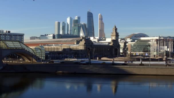 Железнодорожный вокзал и небоскреб "Москва Сити" Ноябрь 2015 — стоковое видео