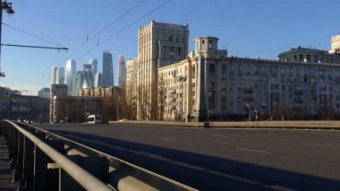 Araba yolu veya köprü Moskova troleybüs kabloları Modern binalar tarafından geçen ufuk sarmal yapı gökdelenler mavi gökyüzü güneşli bir günde vardır