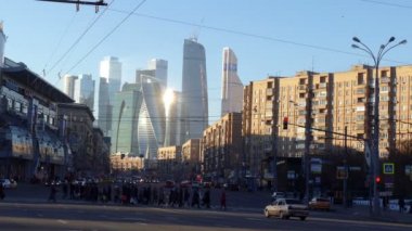 İnsan kalabalığı yol boyunca yürüyüş Moskova trafik ışıkları araba Stop Modern binalar bir ufuk sarmal yapı gökdelenler mavi gökyüzü üzerinde olmasıdır