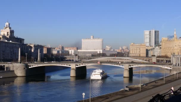 White House in Moscow Russian Government Building Cityscape Reflection in the River Road Two Bridges through River Cars — Stock Video