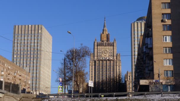 Yüksek binalar Bakanlığı Dışişleri aşağı yukarı, Cityscape Moskova, şehir sokak, konut, konut, yol işaretleri, mavi gökyüzü, güneşli bir gün, açık havada — Stok video