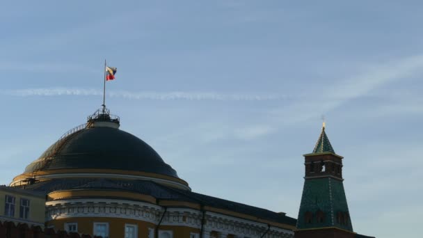 Torres do Kremlin, bandeira — Vídeo de Stock