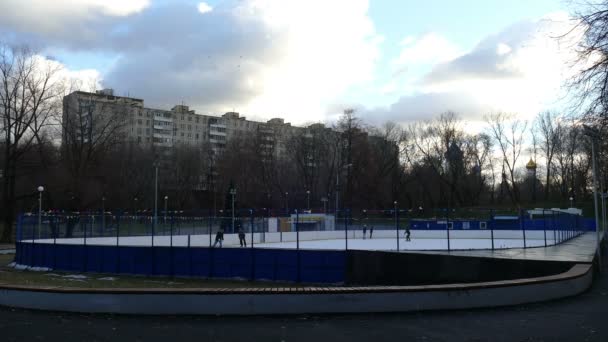 Parque infantil de hockey y en casa en las afueras — Vídeo de stock