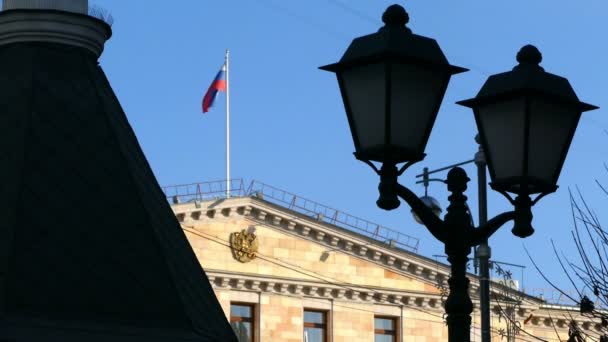 Procuradores russos através das luzes, a bandeira no edifício — Vídeo de Stock