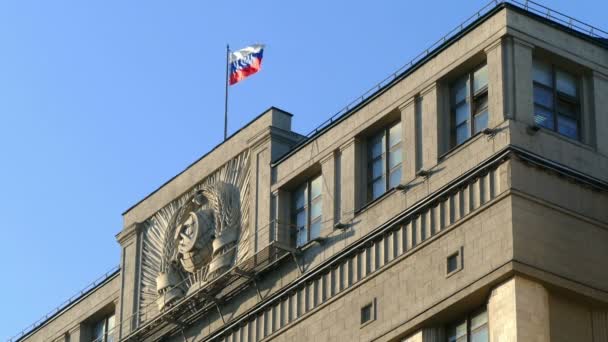 Duma Estatal Rusa, la bandera en el edificio — Vídeos de Stock