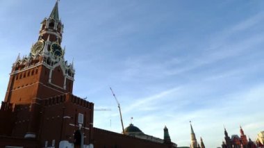 Moskova Kremlin ve inşaat vinçleri