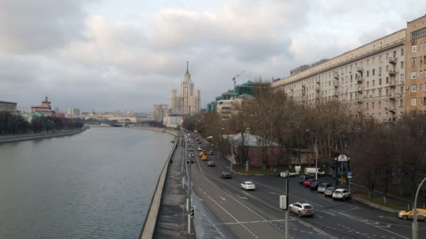 High-rise building in Moscow at Tinkers embankment and the river — Stock Video