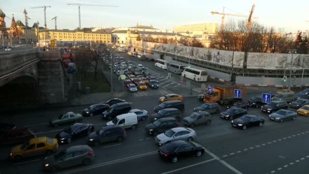 Voitures à embouteillage lourd à Moscou en décembre 2015 . — Video