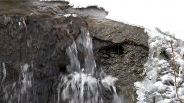 Kışın su akışını