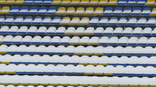 Stolar är täckt av snö på stadion — Stockvideo