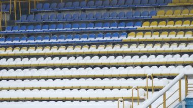 Sarı mavi sandalye kar Stadyumu ile kaplı
