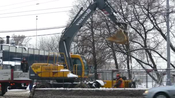 Escavadora de trabalho em uma rua em Moscou — Vídeo de Stock