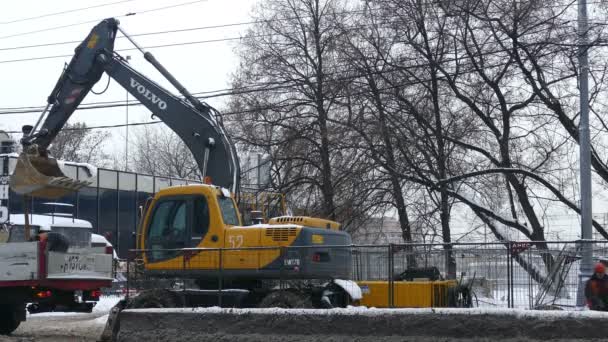 Arbetar grävmaskin på en gata i Moskva — Stockvideo