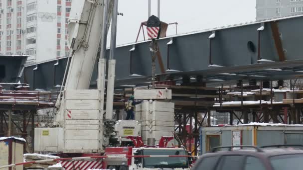 Bouw van de brug over de straat — Stockvideo