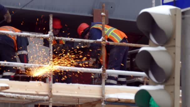 Saldatori che lavorano sotto il ponte — Video Stock