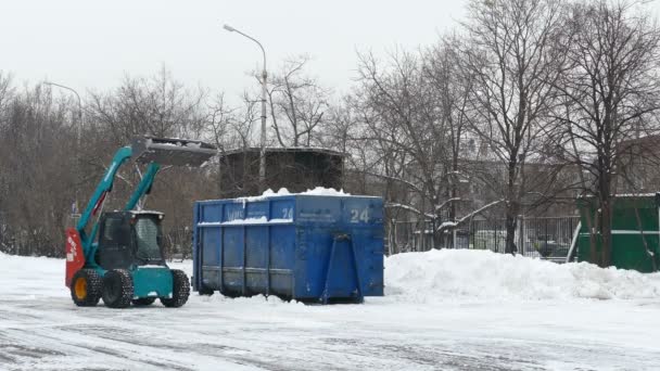 De Container voor de sneeuw en auto's op straat — Stockvideo