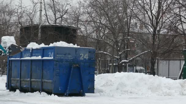 El contenedor para nieve y coches en la calle — Vídeos de Stock