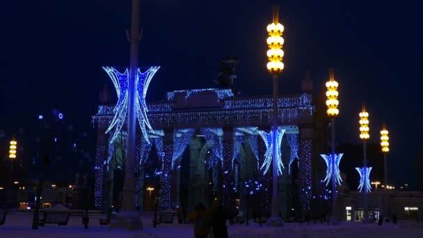 Kerstverlichting in de nacht in Moskou — Stockvideo