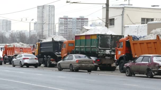 Carro carregado com neve na rua da cidade — Vídeo de Stock