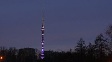 Rus bayrağı renkleri Ostankino Kulesi