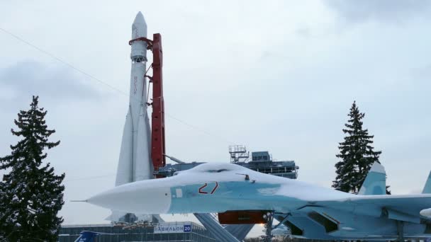 Die Rakete und das russische Kampfflugzeug — Stockvideo