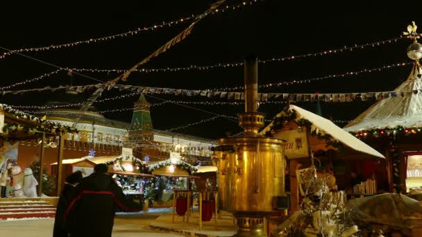 Samovar en La Feria de Navidad en la Noche Kremlin — Vídeo de stock