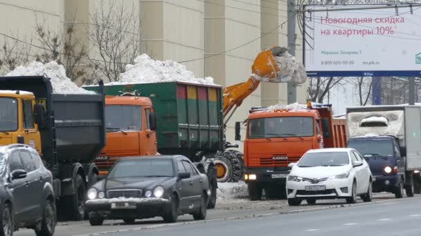 Pala da neve bulldozer e auto usate con neve — Video Stock