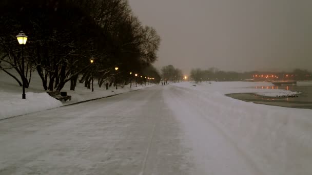 Flussstraße und Schnee — Stockvideo